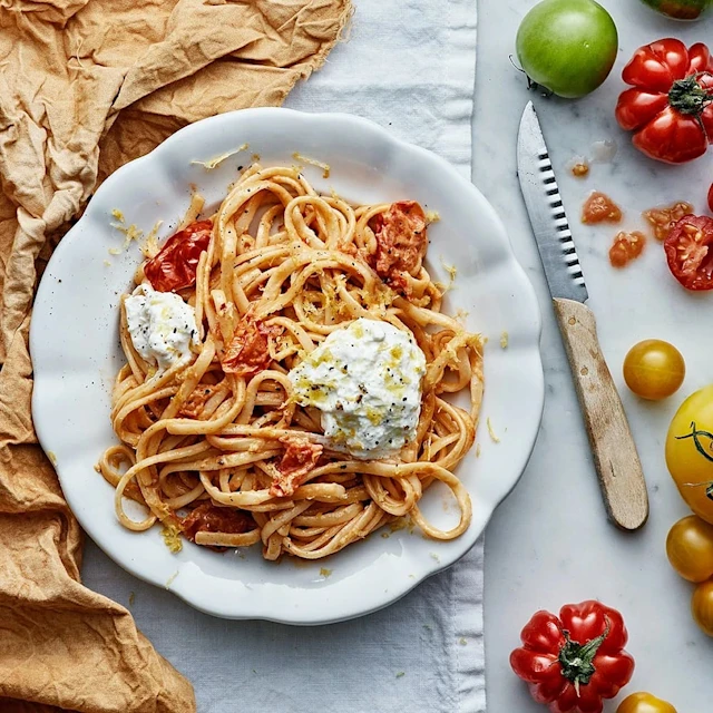 Krämig tomatpasta med citron och burrata