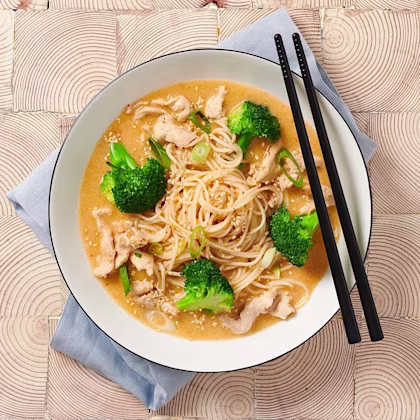 Kokosramen med kyckling och broccoli
