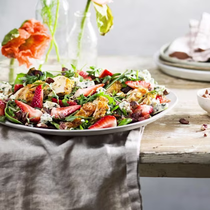 Jordgubbssallad med kyckling och balsamicodressing