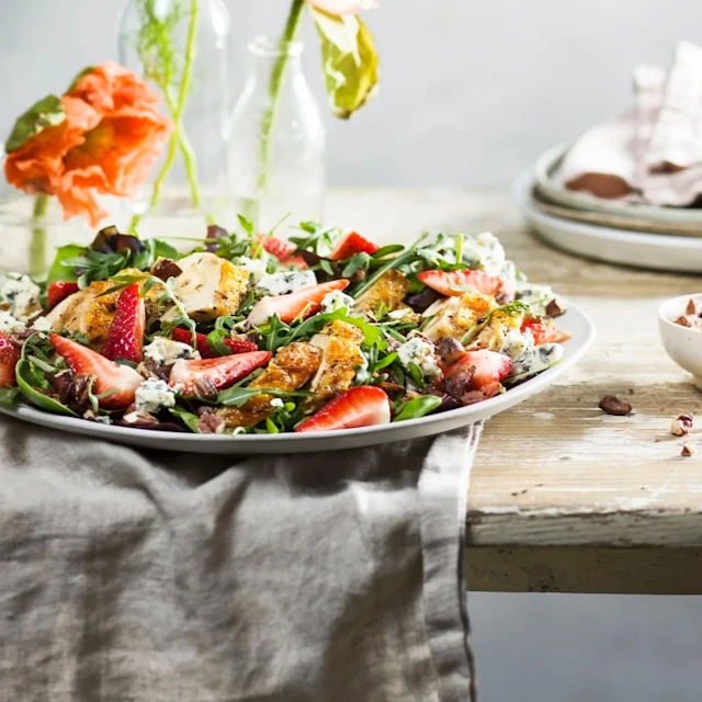 Jordgubbssallad med kyckling och balsamicodressing
