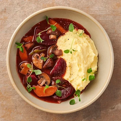 Rödbetsbourguignon med potatispuré