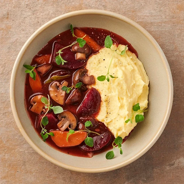 Rödbetsbourguignon med potatispuré