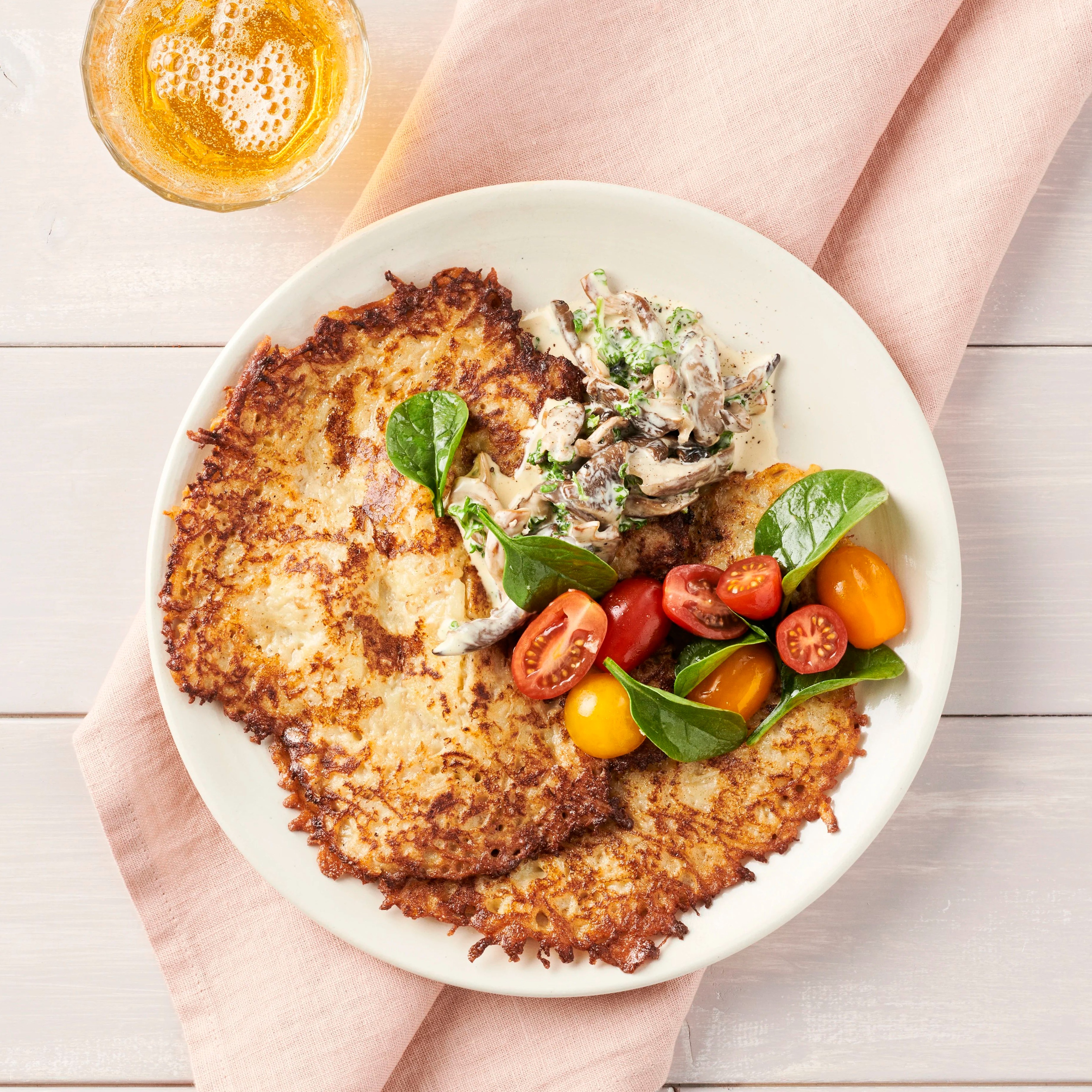 Raggmunk på jordärtskocka med gräddig svampragu