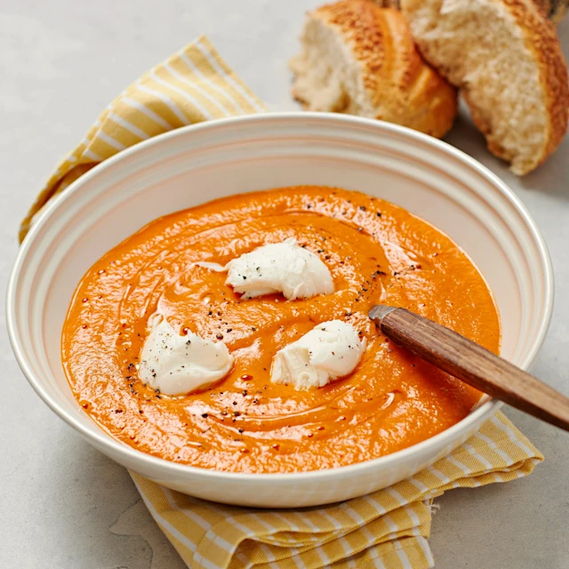 Tomatsoppa med gömda bönor och mozzarella