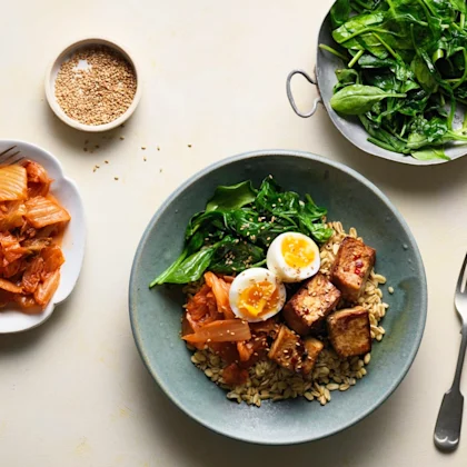 Marinerad tofu med mathavre, spenat, kimchi och ägg