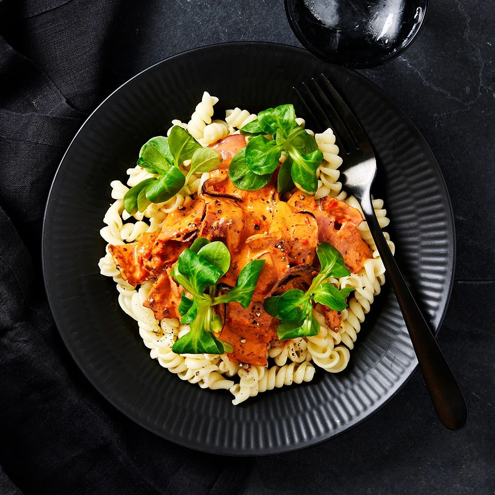 Pasta med kalkonbacon och ajvarsås