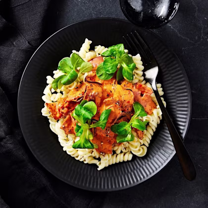 Pasta med kalkonbacon och ajvarsås
