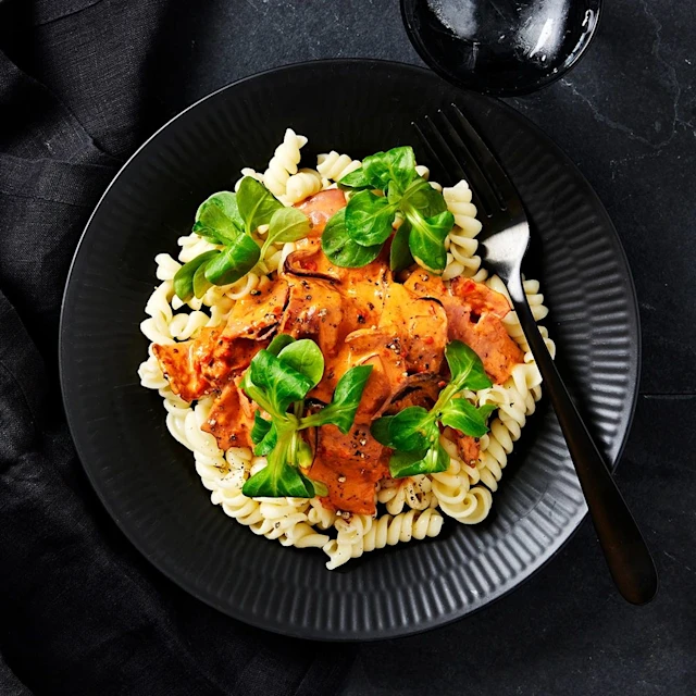 Pasta med kalkonbacon och ajvarsås