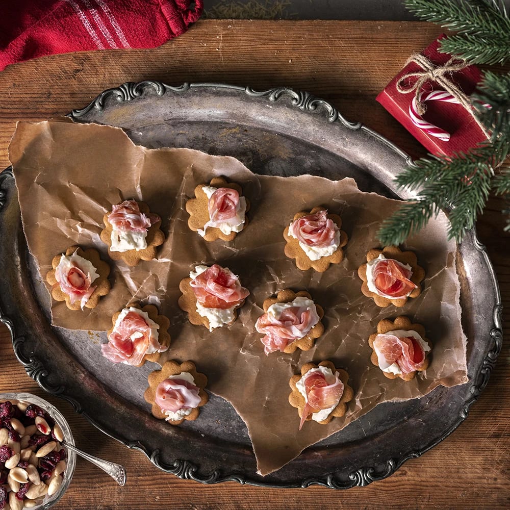 Pepparkakor med parmaskinka och ostkräm