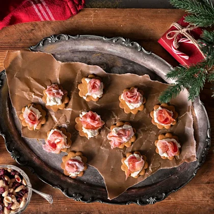 Pepparkakor med parmaskinka och ostkräm