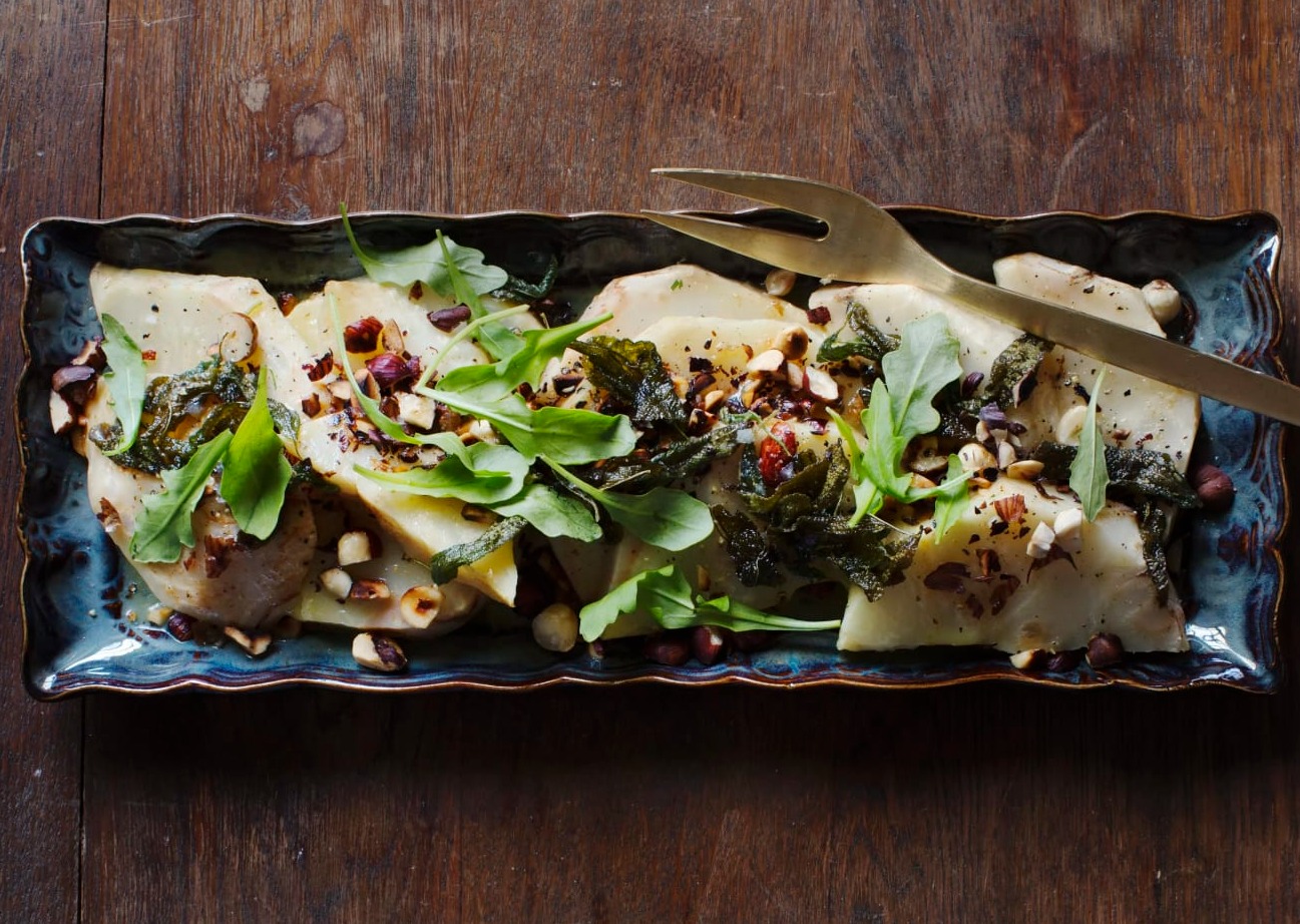 Bakad rotselleri med brynt salviasmör och hasselnötter