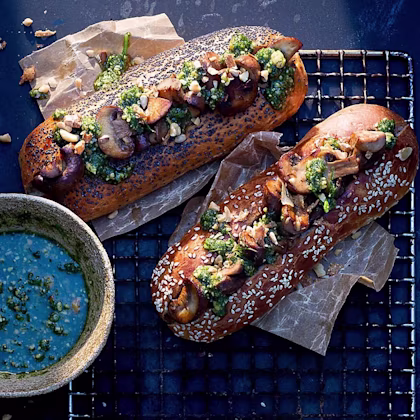 Grillad svamp med dillpesto i korvbröd