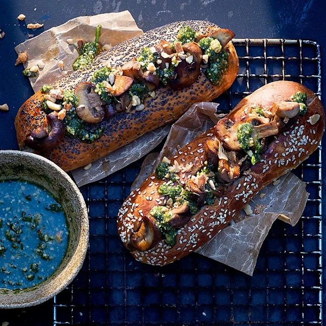 Grillad svamp med dillpesto i korvbröd