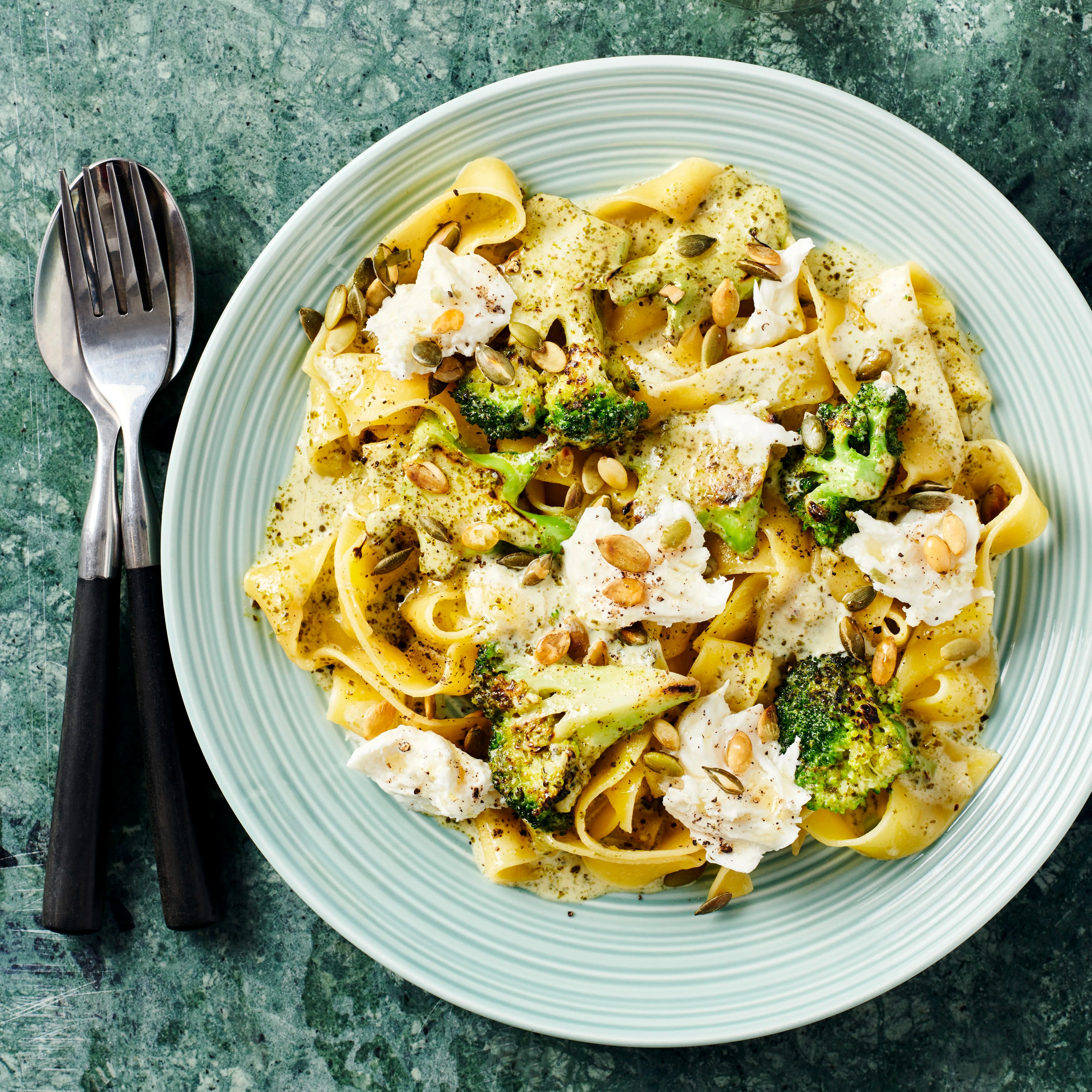 Pasta pesto med mozzarella och pumpakärnor