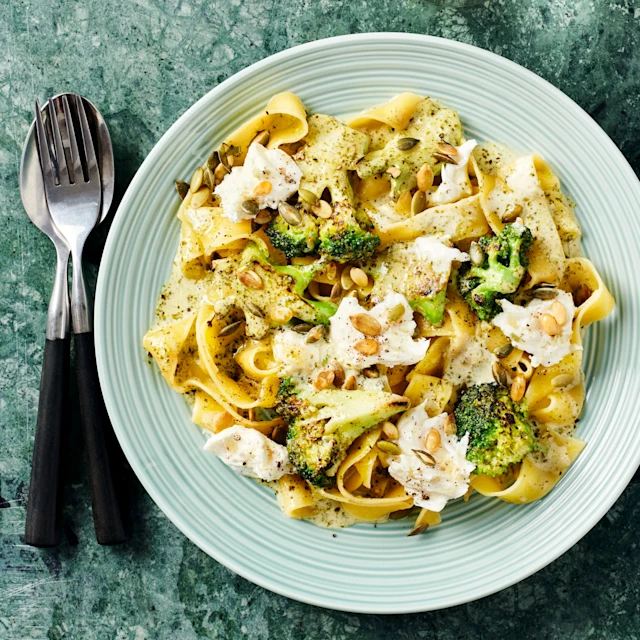 Pasta pesto med mozzarella och pumpakärnor