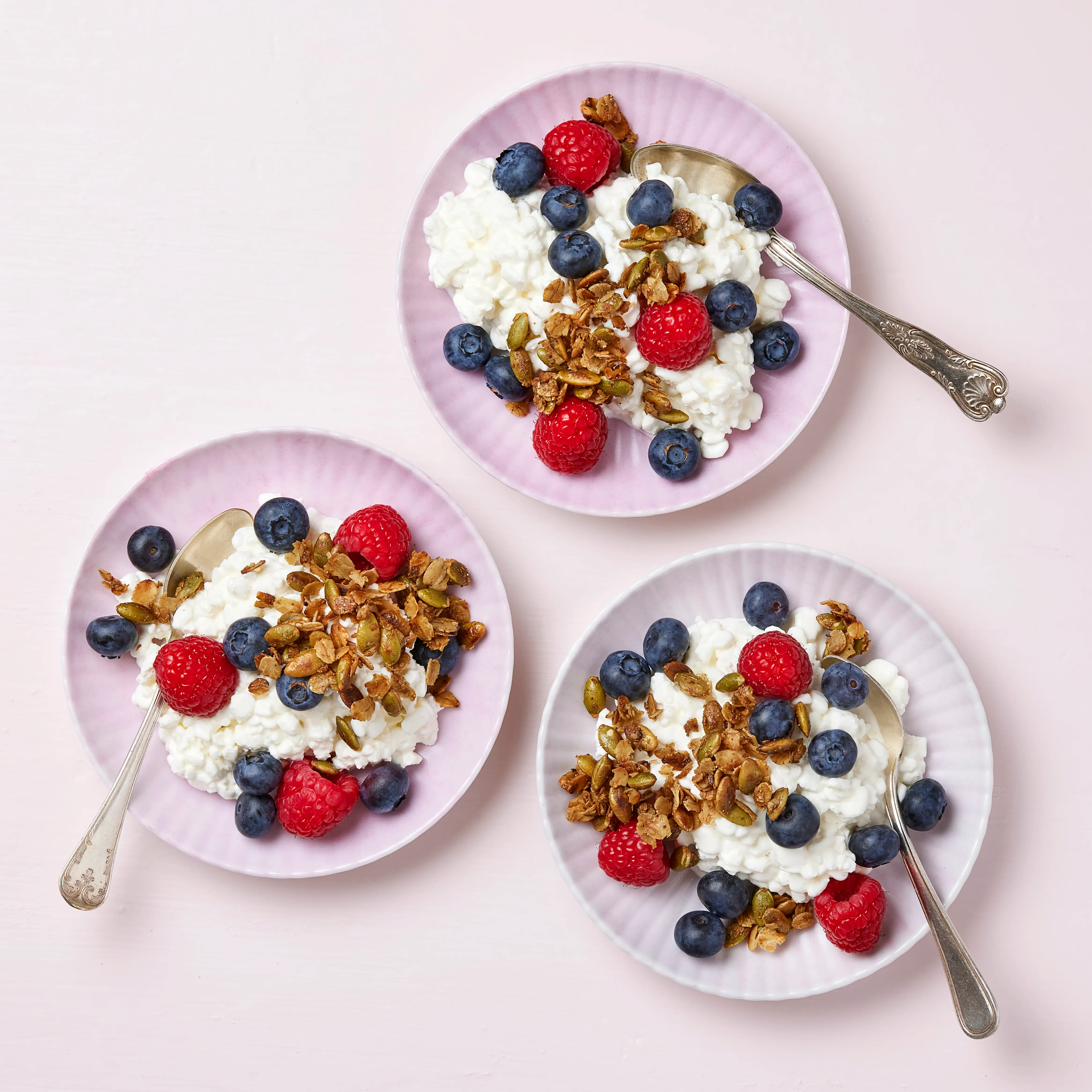 Cottage cheese med färska bär och kardemummastekta pumpakärnor