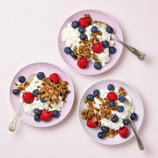 Cottage cheese med färska bär och kardemummastekta pumpakärnor