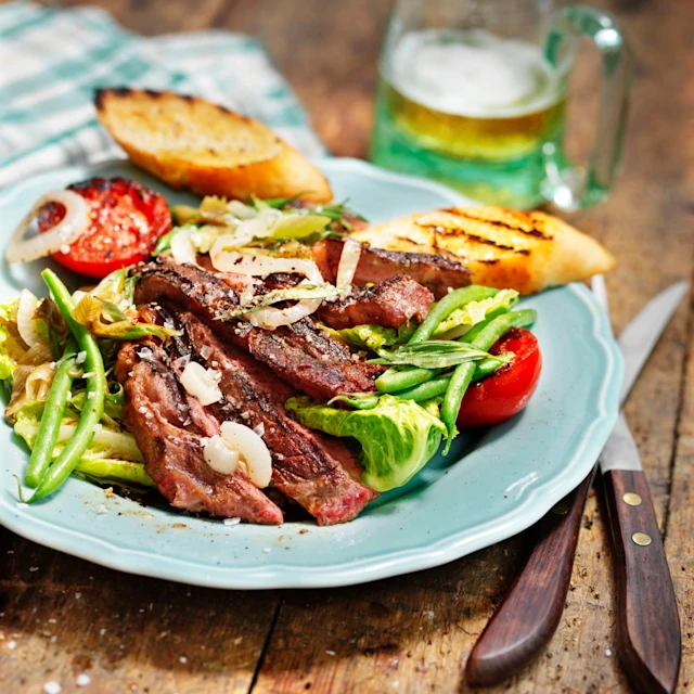 Grillad entrecôte med färsk lök, haricots verts, brynt smör och dragon