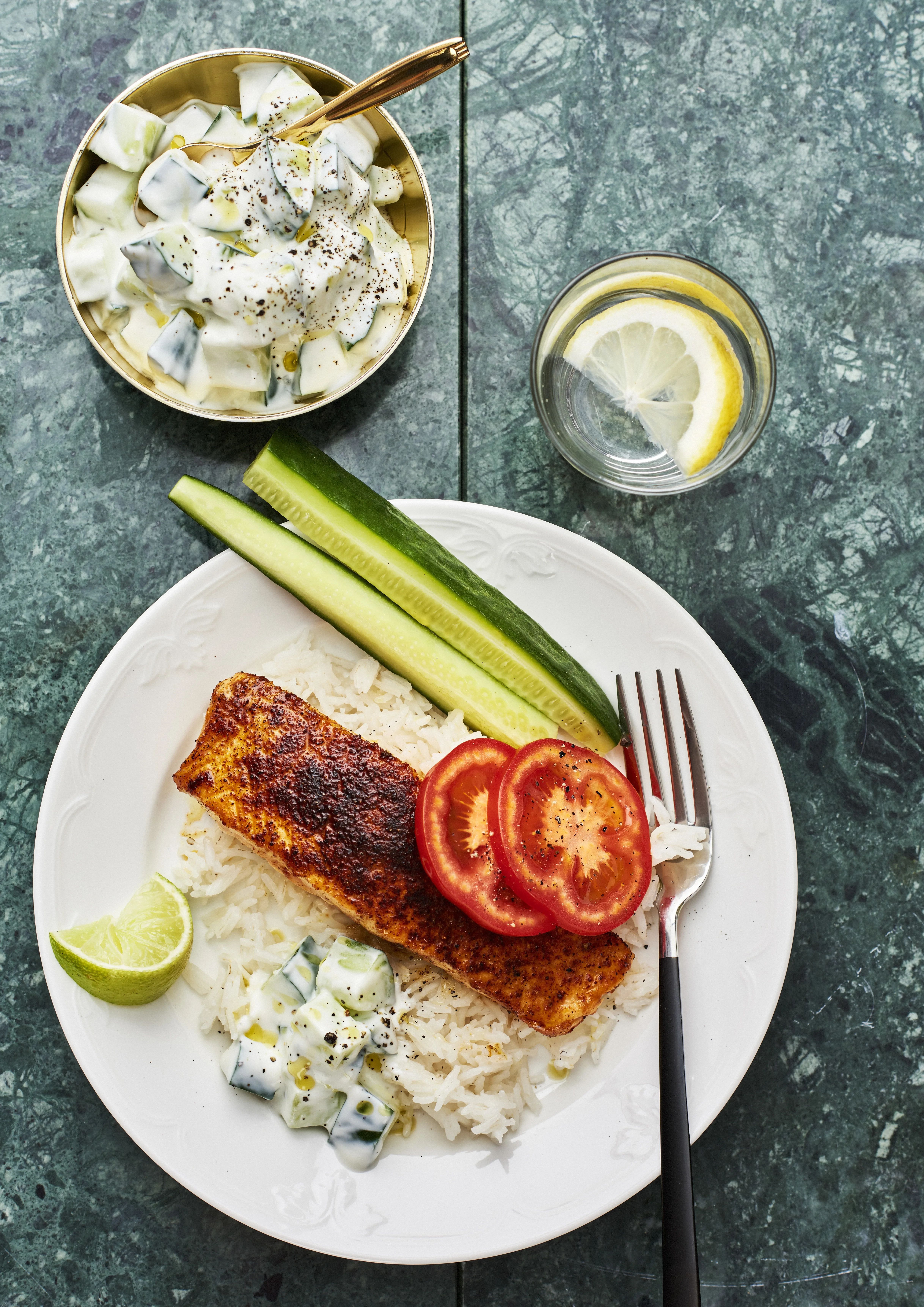 Tandooristekt lax med gurkyoghurt