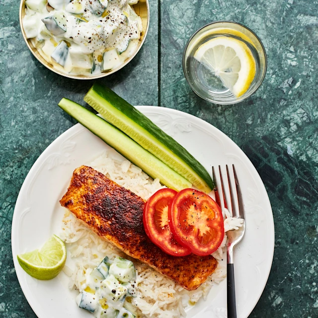 Tandooristekt lax med gurkyoghurt