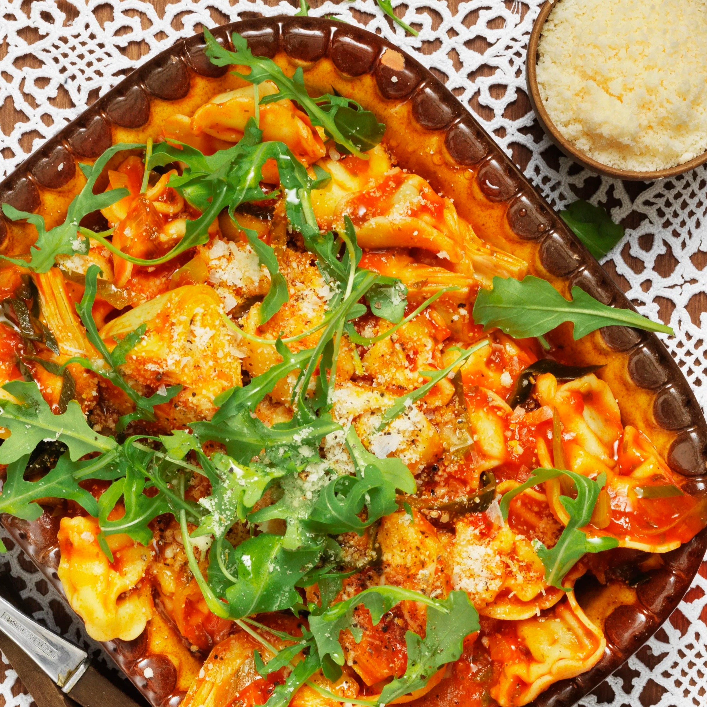 Tortellini med kronärtskocka och tomat