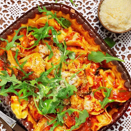 Tortellini med kronärtskocka och tomat