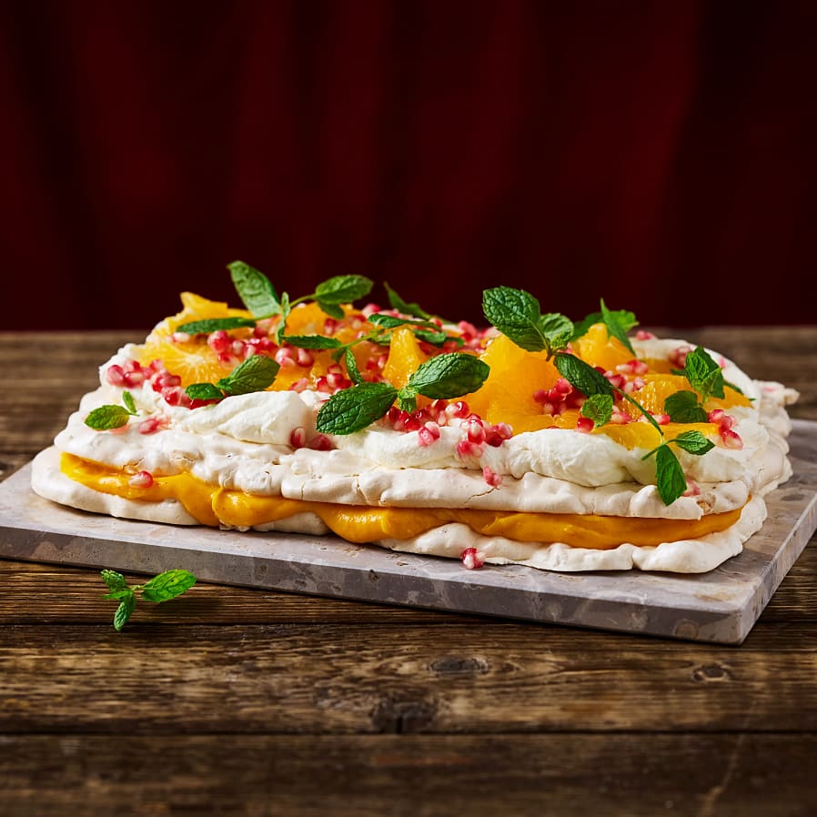 Tårta av maräng med apelsin och granatäpple. 