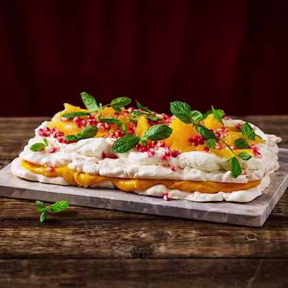Tårta av maräng med apelsin och granatäpple.