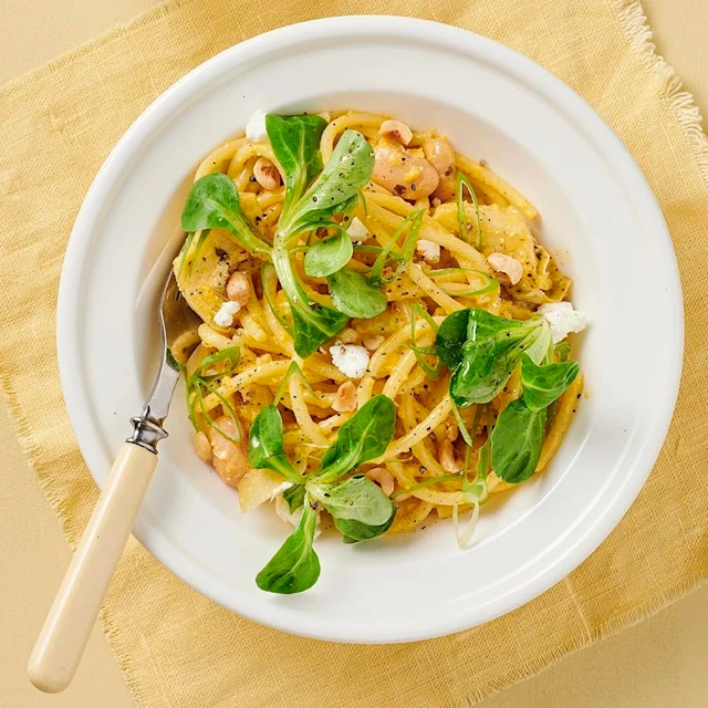 Bucatini med morotssås, hasselnötter och bönor