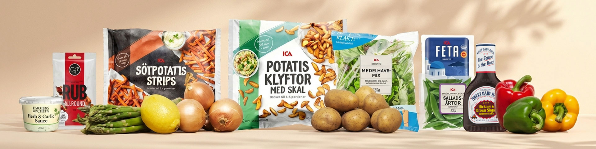 Olika råvaror och produkter uppställda, bland annat sötpotatisstrips, potatisklyftor med skal, medelhavsmix, fetaost, salladsärtor, rub allround, barbequesås, citron, lök, sparris, potatis, och paprika. Klicka för att handla tillbehör till grillat.
