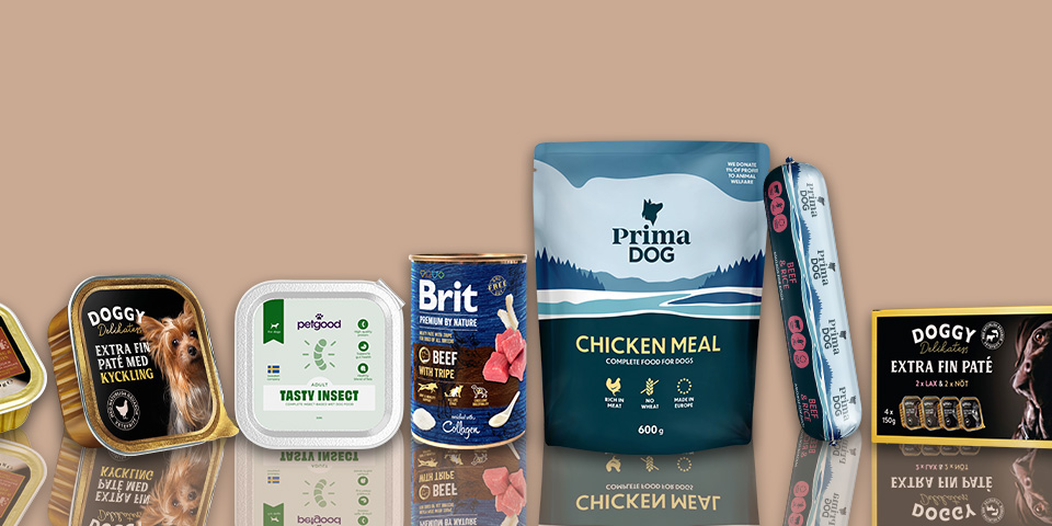 Olika förpackningar med våtfoder och paté för hund från varumärkena Doggy, Petgood, Brit och Prima Dog står uppradade mot en bakgrund med tassavtryck.