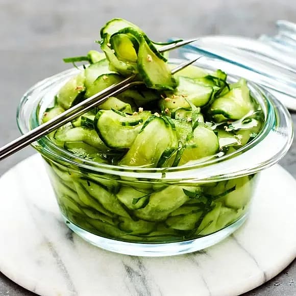 Tunt skuren gurka i en glasburk. 