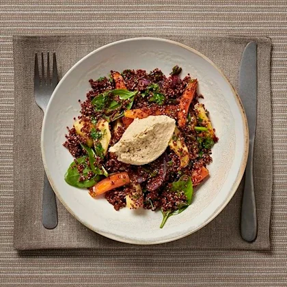 Quinoa med rostade rotfrukter och hummus