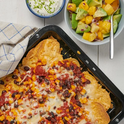 Gratinerade nachos med mango- och avokadosalsa