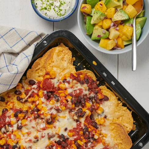 Gratinerade nachos med mango- och avokadosalsa