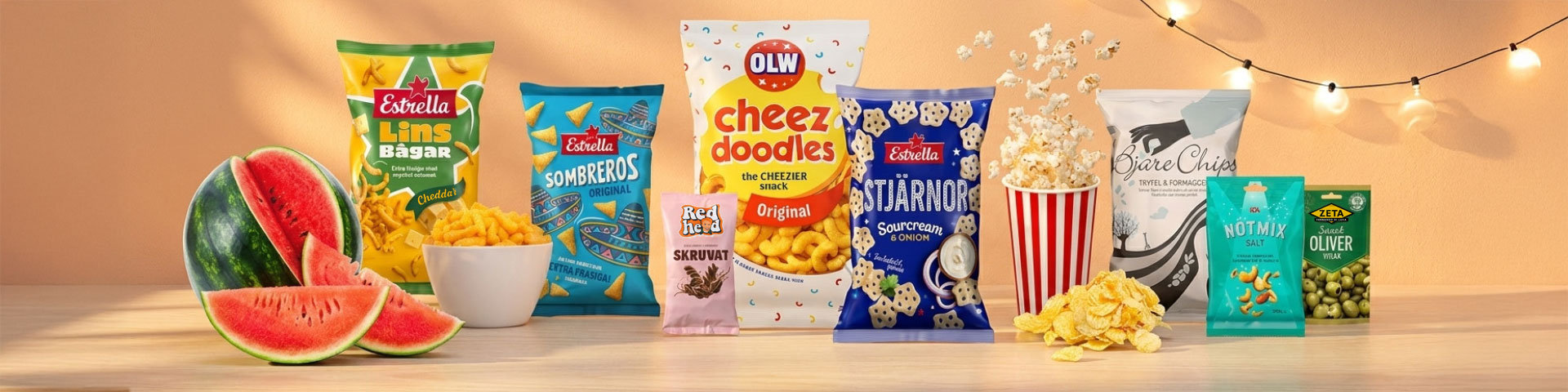 Trädgårdsspel uppställda på ett bord med kastspel, kubb, bollar och tillbehör samt förpackning med texten “KASTA BÖNPÅSE Kroxy”.