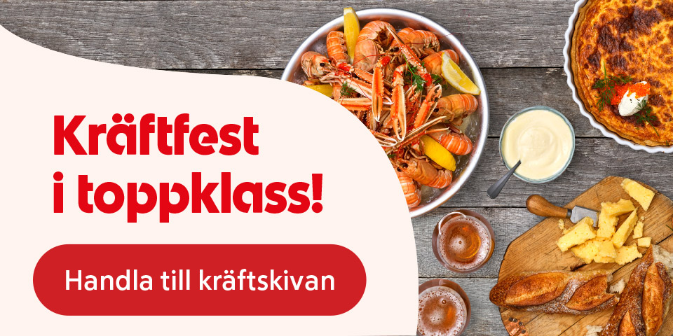 Upplagd kräftskiva med skål med kräftor och citron, paj, ostbitar och sås på ett bord, med texten “Kräftfest i toppklass! Handla till kräftskivan”. Klicka för att handla.