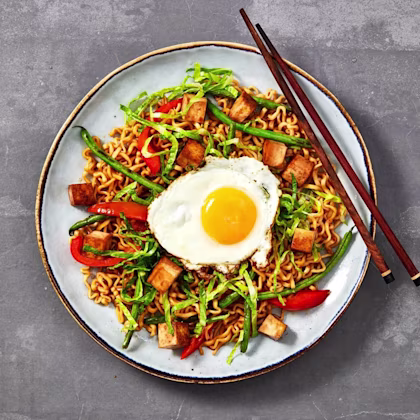 Sojastekt tofu med nudlar och ägg