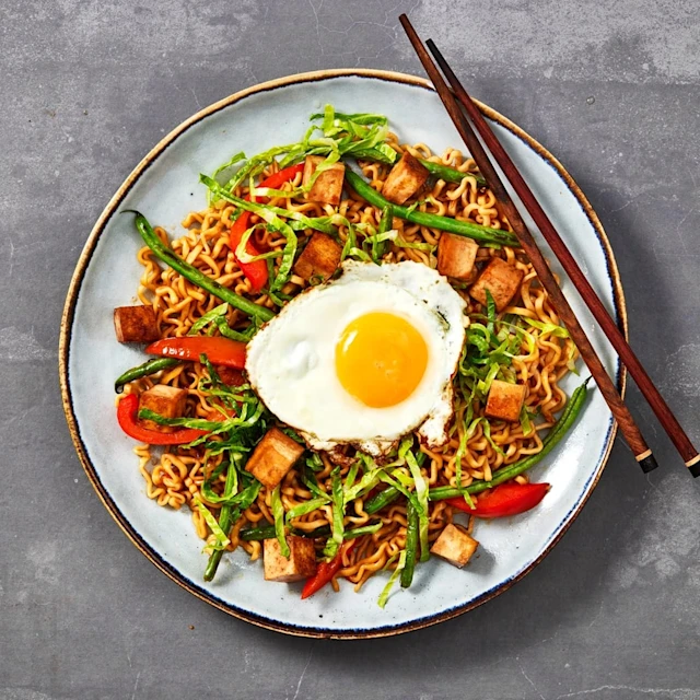 Sojastekt tofu med nudlar och ägg