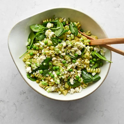 Ljummen pastasallad med fetaost och gröna ärtor