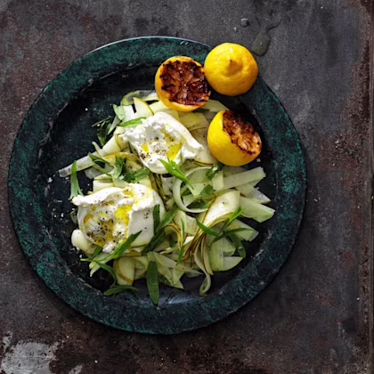Sallad med kålrabbi, päron, burrata och grillad citron