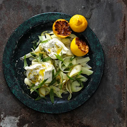 Sallad med kålrabbi, päron, burrata och grillad citron