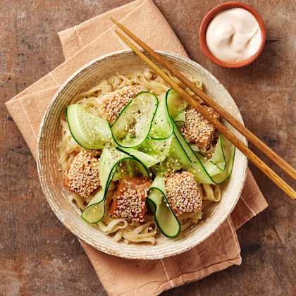Sesambakad lax med nudelsallad