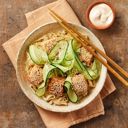 Sesambakad lax med nudelsallad