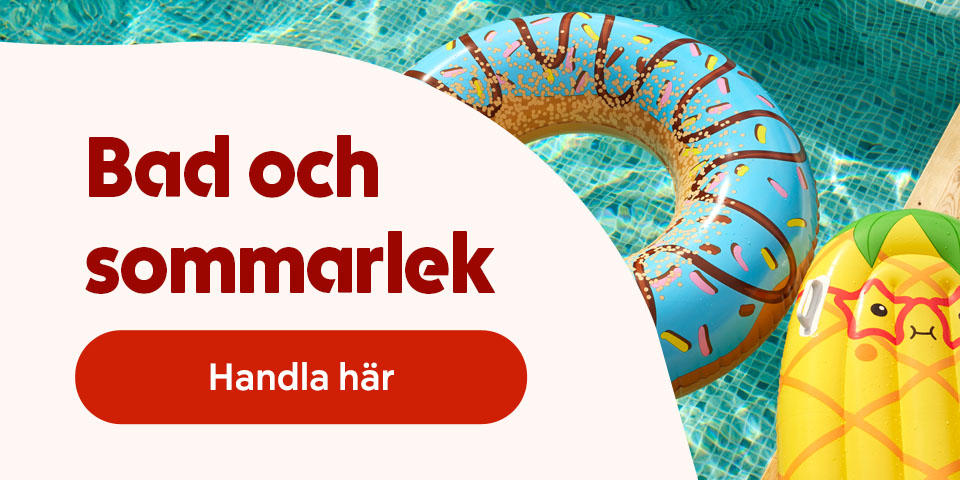 Poolvatten med uppblåsbara badringar formade som en donut och en ananas, med texten ”Bad och sommarlek” och en knapp med texten ”Handla här”. Klicka för att handla.
