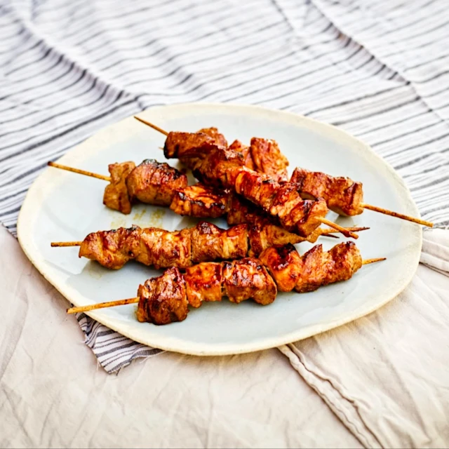 Asiatiska grillspett på fläskkött