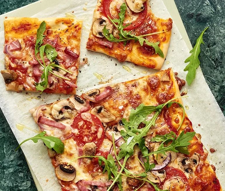 Pizza med skinka och mozzarella