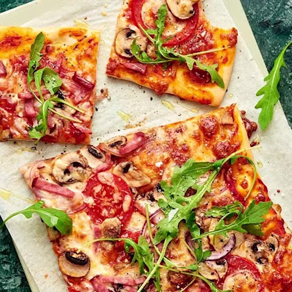 Pizza med skinka och mozzarella