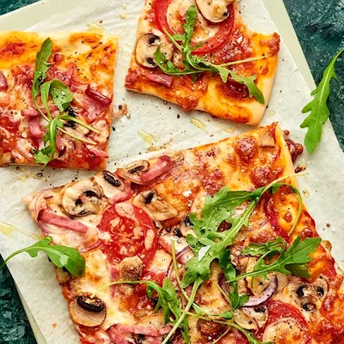 Pizza med skinka och mozzarella