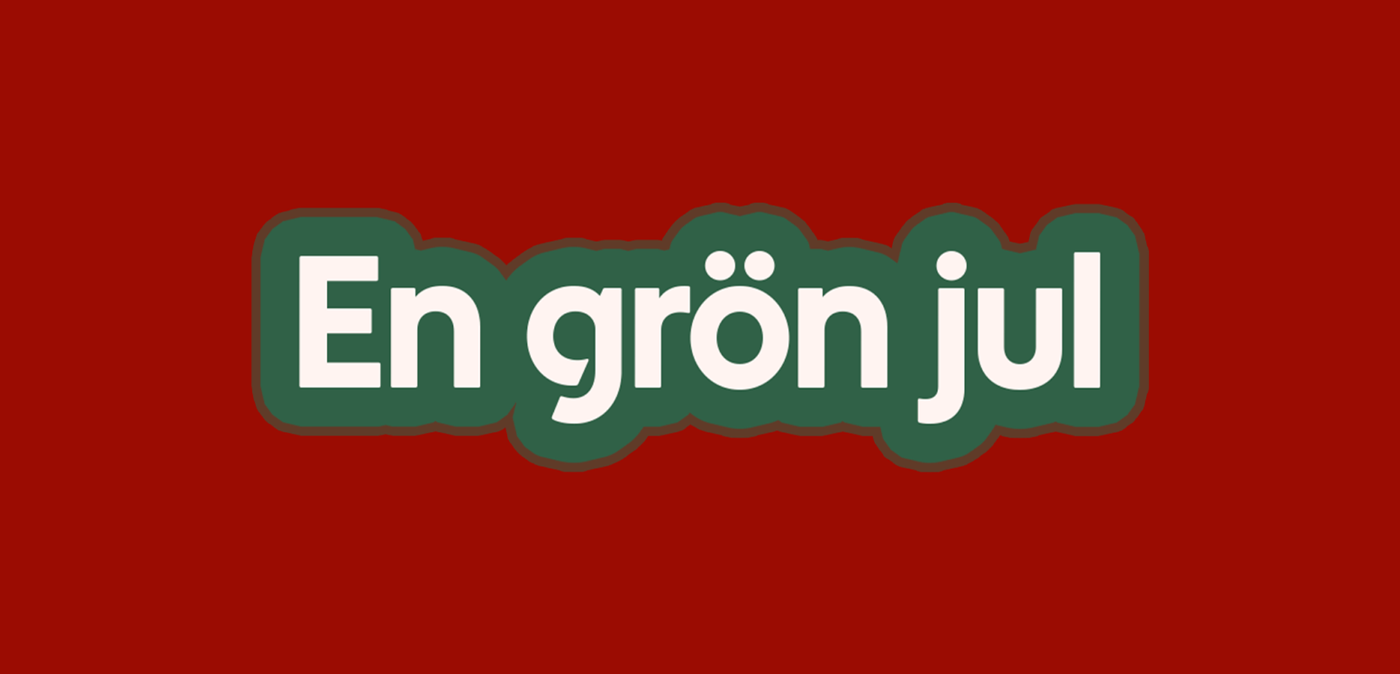 En skål med hackad grönkål och grönsaker, toppad med salt, ligger på en mörk tallrik med en gaffel vid sidan.